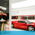 Oświetlenie sufitu napinanego w salonie Ferrari