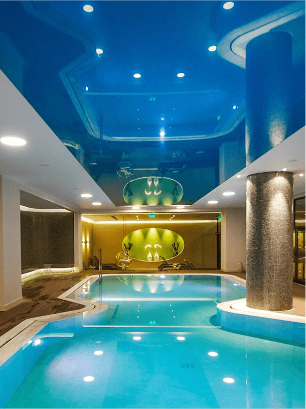 Hotelowy basen z niebieskim sufitem napinanym