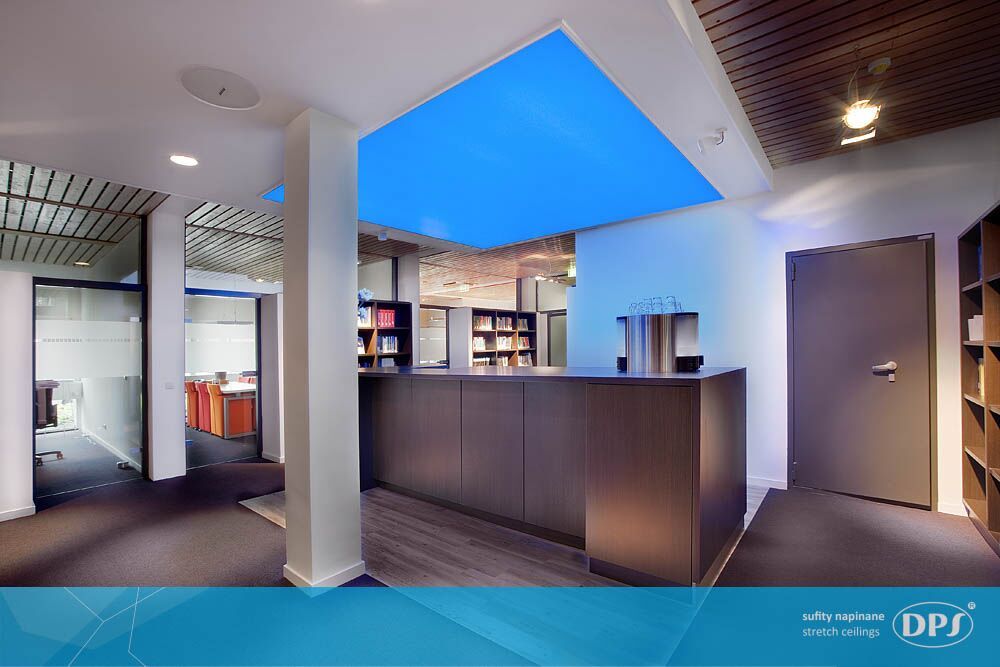 Sufity napinane w salonie