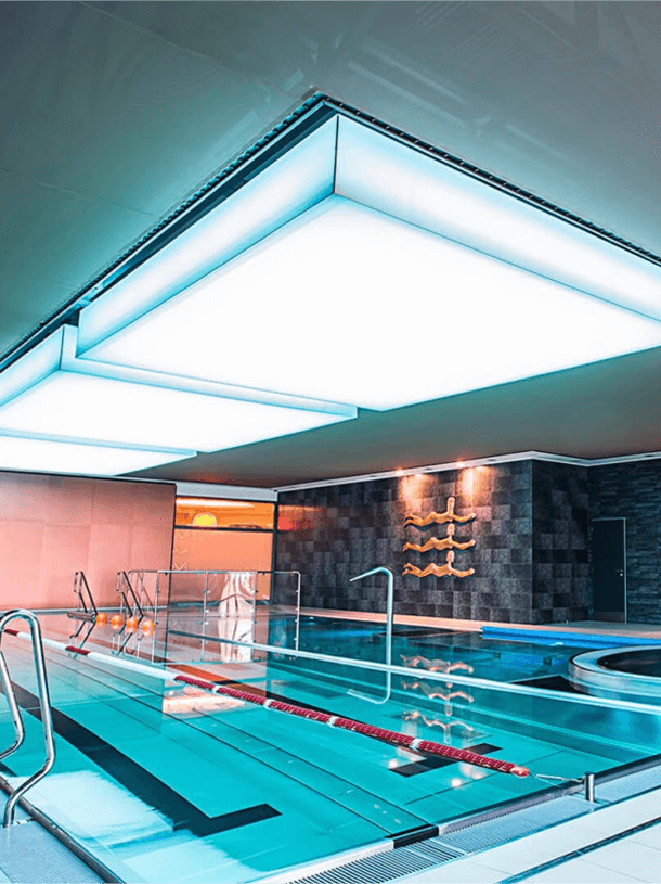 Plafon świetlny DPS w strefie basenowej