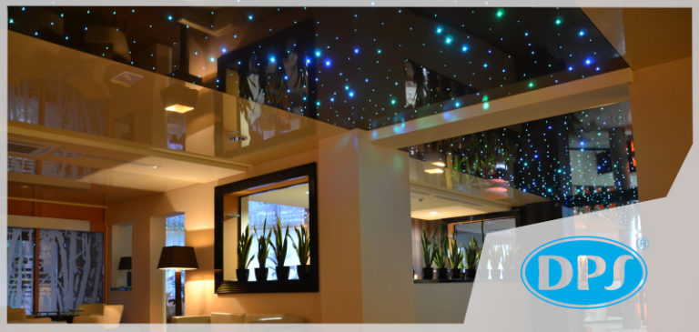 Ciemny sufit z oświetleniem