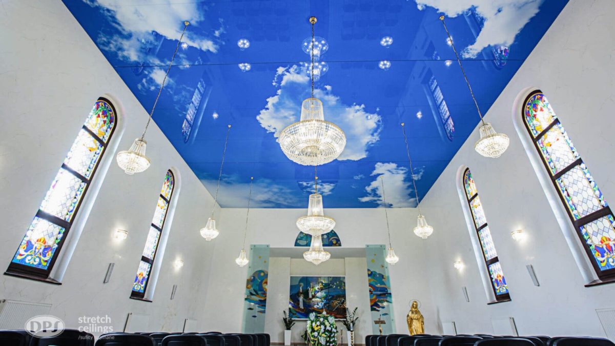 Kaplica z niebieskim sufitem z chmurami