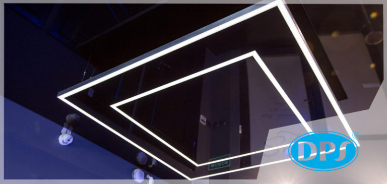 Lustrzany sufit napinany w kolorze czarnym