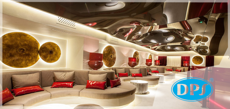 Kanapy z czerwonymi poduszkami w klubie