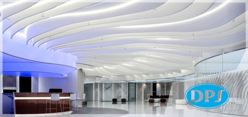 Efektowny sufit w kształcie fal w holu firmy