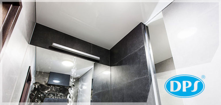 Łazienka z ciemnymi kafelkami i białym sufitem