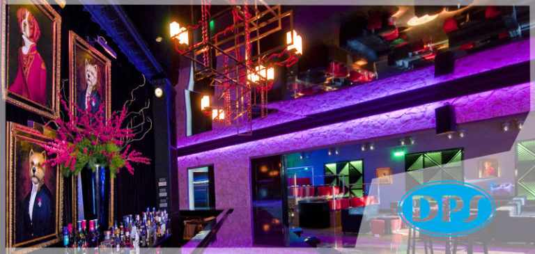 Awangardowy klub nocny udekorowany portretami psów w eleganckich strojach