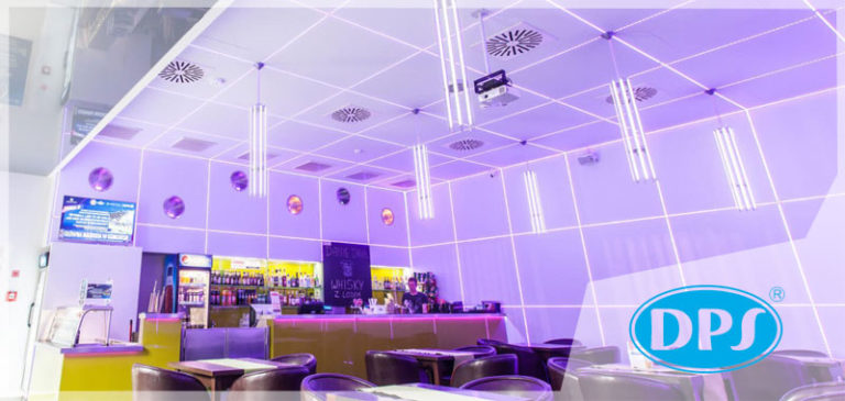 Restauracja z fioletowymi ścianami i sufitem