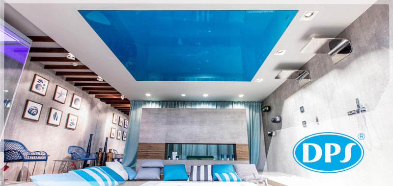 Pokój kąpielowy z jacuzzi i niebieskim sufitem
