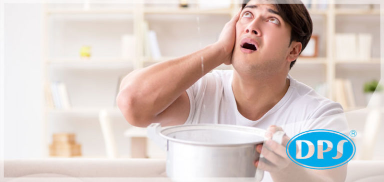 Woda cieknąca z sufitu