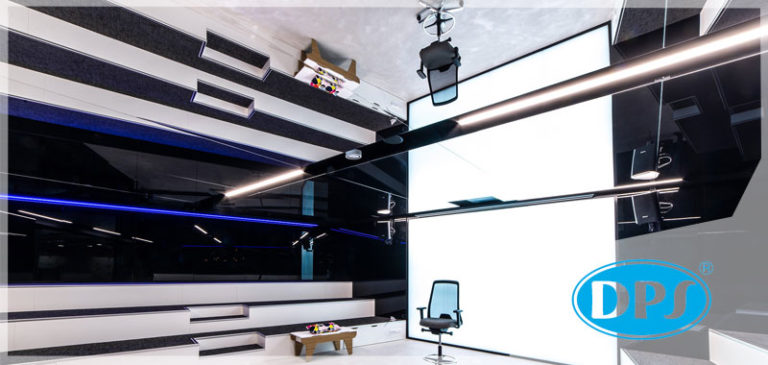 Czarno-białe pomieszczenie z sufitem odbijającym widok