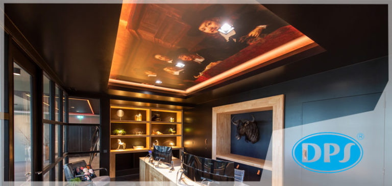 Biuro z obrazem na suficie