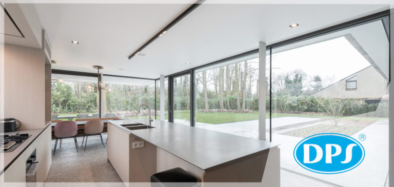 Jasna kuchnia z widokiem na ogród