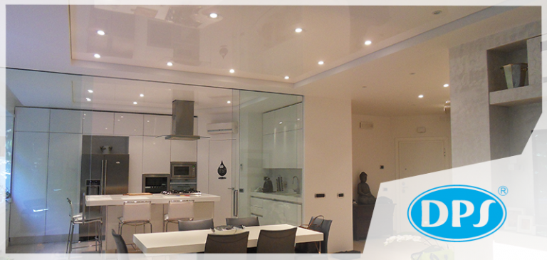 Oświetlenie punktowe w suficie podwieszanym w domu