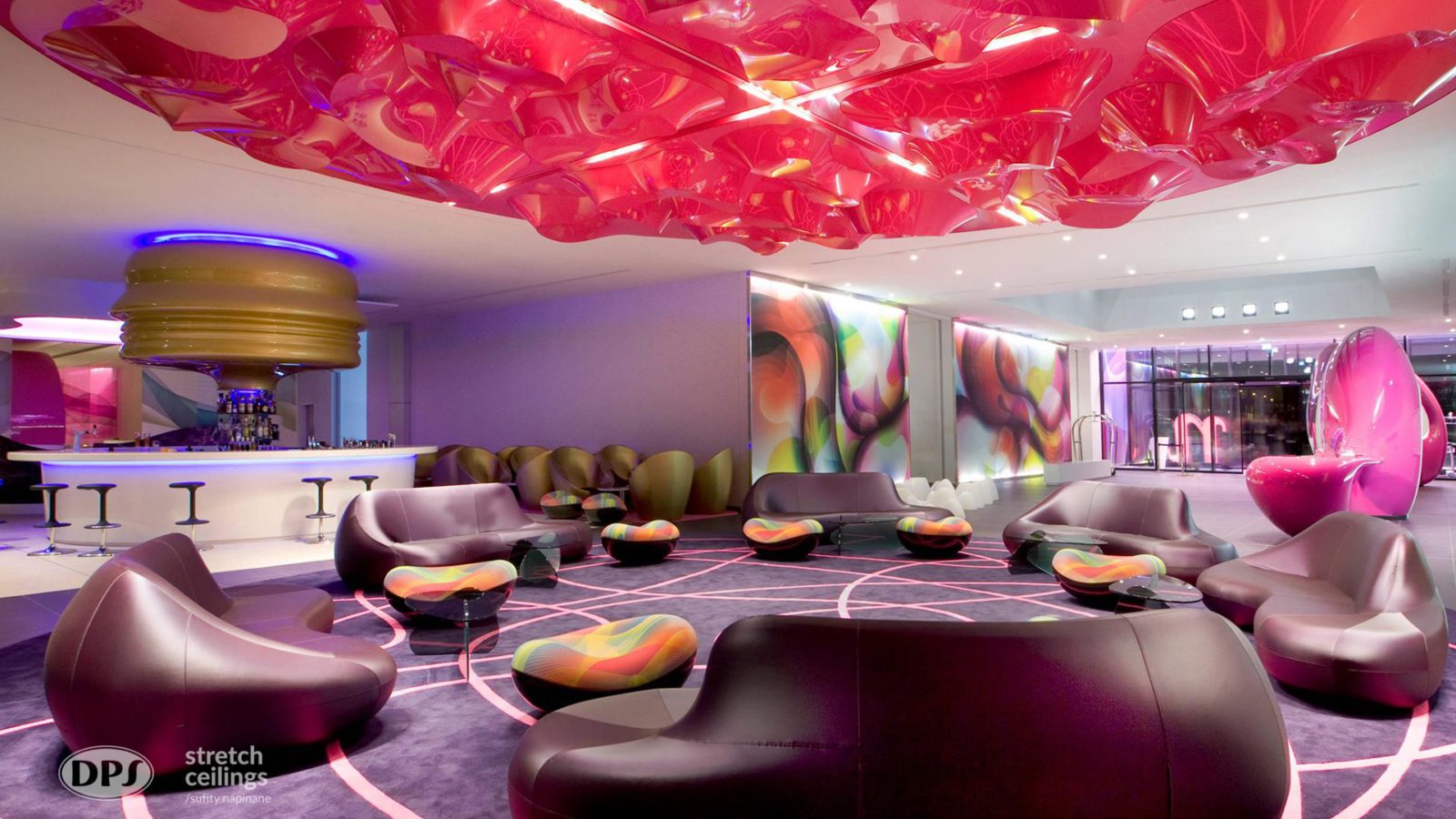 ornamenty na suficie w kolorowej odmianie