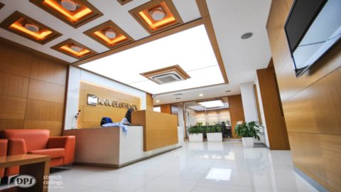 biuro oświetlone białymi panelami led