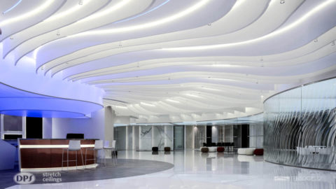 biuro z białym sufitem napinanyn