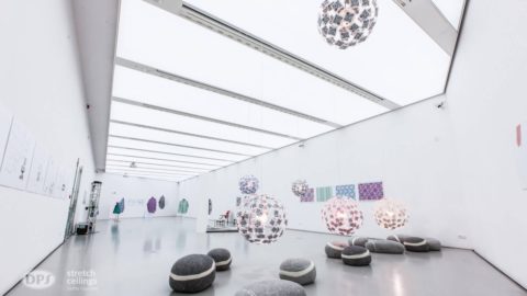 biała sala muzealna