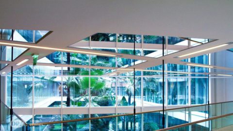 panele mirror w biurowcu