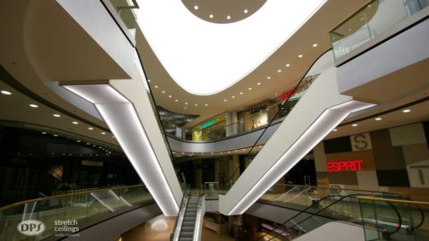 Podświetlane schody w centrum handlowm