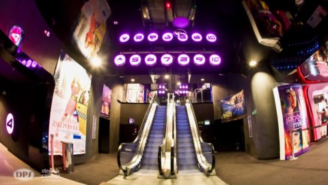 czarne lustro nad schodami