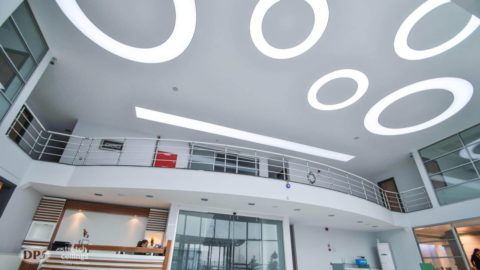 transparentny sufit w biurze