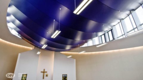 niebieski sufit w kościele