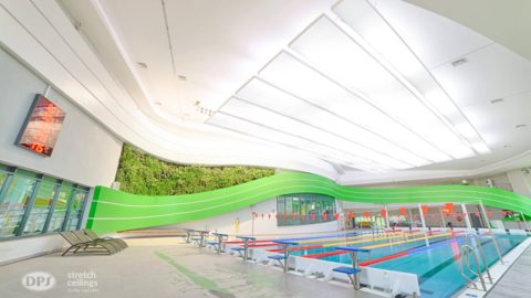 Święcący sufit napinany na basenie