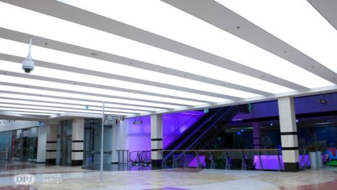 jasny hol oświetlony lampami wiekliego formatu