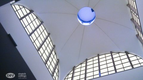 biały strop w kościele