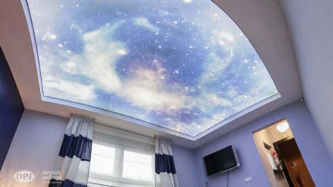 Sufit napinany z nadrukiem w sypialni