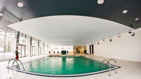 sufit w dwóch kolorach